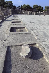 Sito archeologico minoico di Festo. Vista generale del cortile centrale dalle cappelle dell