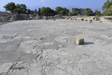 Sito archeologico minoico di Festo. Il cortile centrale, un elemento architettonico di base del palazzo minoico. È un nucleo attorno al quale sono disposte le diverse ali. Questo cortile centrale è stato costruito al tempo del vecchio palazzo (1900-1700 a.
