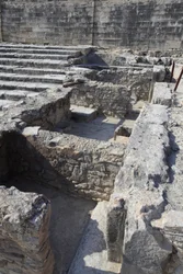 Sito archeologico minoico di Festo. Il santuario tripartito. Questo complesso di stanze davanti al palazzo era un piccolo santuario. Festo, Creta