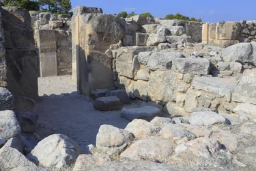 Sito archeologico minoico di Festo. I magazzini occidentali. Grande complesso dei magazzini del palazzo. Vista su alcuni degli 11 magazzini in cui venivano conservati i beni del palazzo (1900-1700 a.C.) Festo, Creta