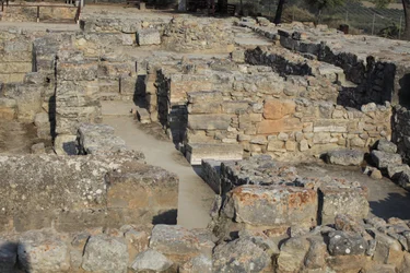 Sito archeologico minoico di Festo. Vista sul complesso nord-est. Complesso di quattro stanze adiacenti direttamente al vecchio palazzo. Queste stanze erano utilizzate per conservare preziosi vasi rituali. Il famoso 