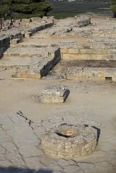 Sito archeologico minoico di Festo. Vista sul complesso nord-est. Complesso di quattro stanze adiacenti direttamente al vecchio palazzo. Queste stanze erano utilizzate per conservare preziosi vasi rituali. Il famoso 