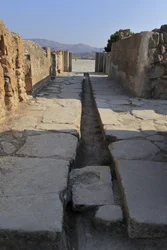 Sito archeologico minoico di Festo. Ampio corridoio con un canale di drenaggio dietro il portale dell