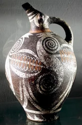 Arte minoica: brocca in ceramica decorata con disegni policromi. Da Festo (Phaistos o Festos). Altezza 27 cm. Museo Archeologico, Heraklion, Creta