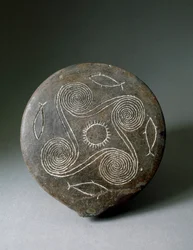Arte minoica: disco circolare in terracotta proveniente da Nasso. Civiltà minoica. 2400-2000 a.C. Atene, Museo archeologico nazionale