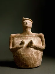 Arte minoica: vaso di terracotta a forma di donna che sostiene il proprio petto. Dal santuario di Piskokephalo a Creta. 1700-1450 a.C. Museo archeologico di Heraklion