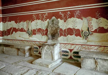 Civiltà minoica: veduta della sala del trono del palazzo di re Minosse a Cnosso, Creta, Grecia