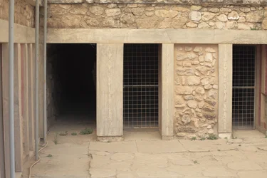 Sito archeologico minoico di Cnosso. Ala ovest accanto al "santuario tripartito". Stanza con due grandi depositi rettangolari incassati nel pavimento. Erano pieni di vasi di argilla e oggetti di valore tra cui le famose statuette rappresentanti il "Serpent