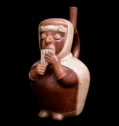 Arte precolombiana, civiltà mochica: vaso antropomorfo che rappresenta un personaggio che suona l