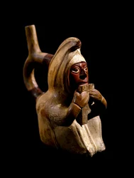 Arte precolombiana, civiltà Mochica: vaso antropomorfo che rappresenta un suonatore di flauto di Pan. 200 a.C.-700 d.C. Goteborg, Museo Etnografico