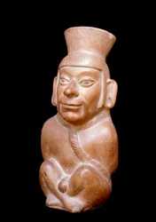 Arte precolombiana, civiltà Moche (Moche, Mochica): bottiglia antropomorfa in terracotta raffigurante un prigioniero prima del sacrificio (porta una corda intorno al collo e ha le mani legate dietro la schiena). 200 a.C.-700 d.C. Lima, Museo nazionale di