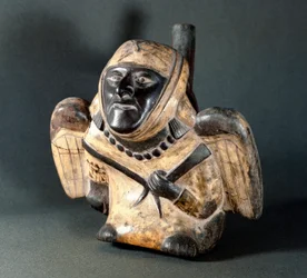 Arte precolombiana, cultura Mochica (Moche): vaso di forma antropomorfa che rappresenta un uomo alato. 100 a.C.-800 d.C.