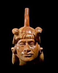 Arte precolombiana, civiltà Moche (Mochica): vaso antropomorfo raffigurante il volto di un capo. 200 a.C.-700 d.C. Lima, Museo nazionale di antropologia e archeologia, Perù