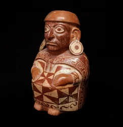 Arte precolombiana, civiltà Moche: vaso raffigurante il «Tessitore» - 200 a.C.-700 d.C. - Lima, Museo Nazionale di Antropologia e Archeologia, Perù - Arte precolombiana, civiltà Moche (cultura Mochica), bottiglia antropomorfa: raffigurazione