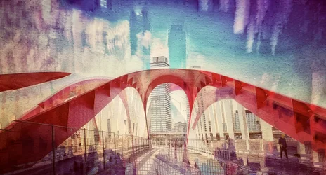 Riflessi vivaci sul ponte della città