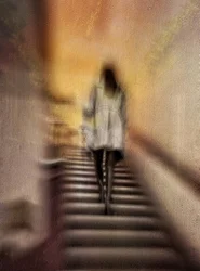 Donna che sale una rampa di scale sfocata