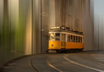 Il tram giallo in movimento