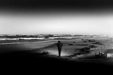 Passeggiata in solitudine sulla spiaggia