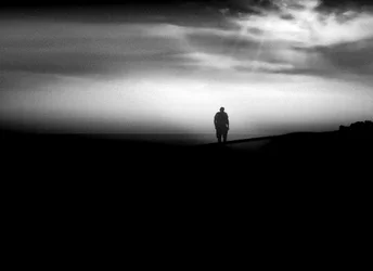 Un uomo solitario sotto il cielo