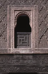 Vista di una finestra nel cortile della Medersa Ali ben Youssef, costruita dai Saadiani nel 1565 (legno di cedro e stucco)