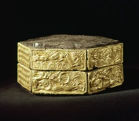 Pyxis esagonale decorata con animali, dalla Tomba V, Cerchio delle Tombe A, Micene