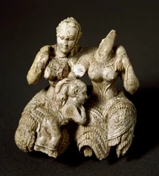 Arte micenea: idolo in avorio composto da due divinità e un bambino