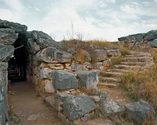 Arte micenea: passaggio coperto della cittadella micenea, città di Tirinto, intorno al 1200 a.C.