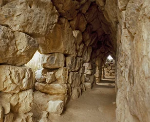 Arte micenea: passaggio coperto della cittadella micenea