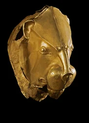 Arte micenea: rhyton dorato a forma di testa di leone dalla tomba IV, Micene. XVI secolo a.C. Dim. 14 cm Atene, Museo Archeologico Nazionale