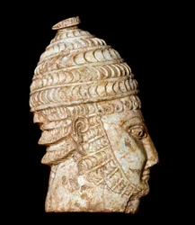 Arte micenea: piccola testa di guerriero in avorio scolpito dalla tomba III, Micene. XIV-XIII secolo a.C. Dim. 5 cm Atene, Museo Archeologico Nazionale