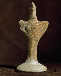 Arte micenea: idolo in terracotta da Scoglio del Tonno (Punta Tonno, Taranto) in Italia. Età del Bronzo, 2000 a.C.