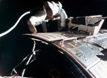 Alfred M. Worden b1932 durante la missione lunare Apollo 15, 1971
