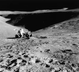 Astronauta David Scott b1932 sul pendio di Hadley Delta durante Apollo 15, 1971