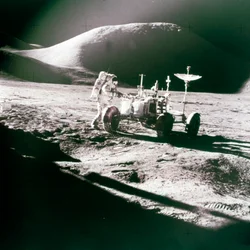 Astronauta con veicolo lunare sulla Luna, anni 1970