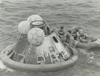 Astronauti in Scialuppa di Salvataggio Dopo l