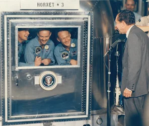 [Il presidente Richard M. Nixon accoglie gli astronauti dell