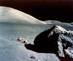 Il rover è sovrastato da una roccia gigante sulla superficie lunare, missione Apollo 17