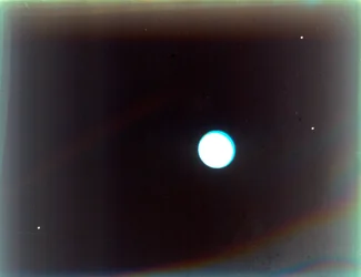 Urano con i satelliti Miranda, Ariel e Umbriel, da Voyager 2, 24 gennaio 1986