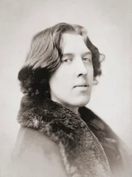 Oscar Wilde, primi anni 1880 (foto b/n)