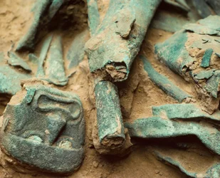 Tesoro in rame dorato sepolto nella tomba reale Moche del Signore di Sipan