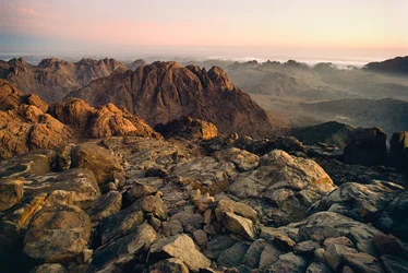 Fotografia del paesaggio delle montagne del Sinai, valli e deserto dalla cima di Jebel Musa