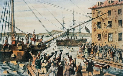 Boston Tea Party, casse di tè inglese gettate in mare nel porto di Boston dai coloni, 16 dicembre