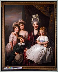 Lady Cooper circondata dai suoi figli
