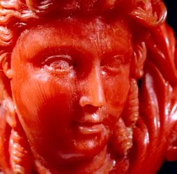 Pendente di una testa classica e anfora in corallo mediterraneo e oro (dettaglio)