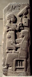 Basso rilievo in basalto raffigurante lo scriba Tarhunpiyas sulle ginocchia della madre, che tiene la scrittura e un falco da caccia. Fine dell