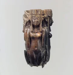 Manico di ventaglio o scacciamosche a forma di quattro figure femminili, c.8°-7° secolo a.C. (avorio)
