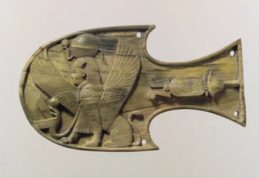 Paraocchi per cavallo scolpito in rilievo con una sfinge seduta, c.VIII secolo a.C.
