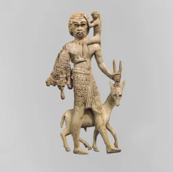 Statuetta di un uomo con un orice, una scimmia e una pelle di leopardo, c.VIII secolo a.C.