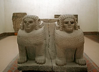 Arte neo-ittita: base di colonna in basalto decorata con sfinge. Dal sito di Samal. VIII secolo a.C. Museo Archeologico di Istanbul