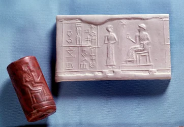 Mesopotamia: Sigillo in quarzo e stampo (impronta) che rappresenta una figura che parla a una divinità. Periodo neo-sumerico (ca. 2150-2000 a.C.) Parigi, Museo del Louvre